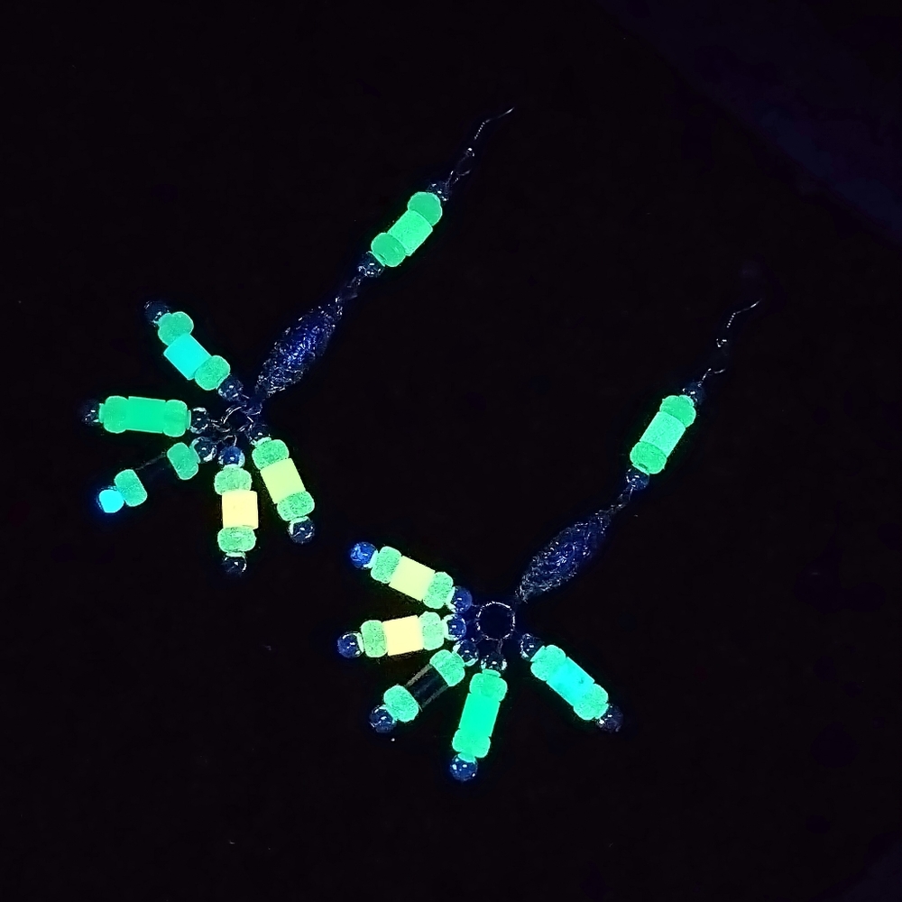 GLOW EARRINGS - Picture 5 of 9